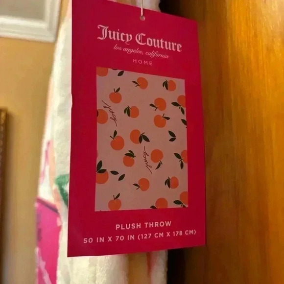 Juicy Couture Home Peaches Soft Cozy Fluffy Warm Lounge Plush Throw Blanket NWT - Picture 4 of 6